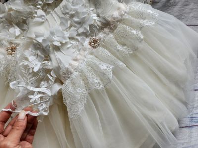 Официалта детска рокля за кръщене в екрю